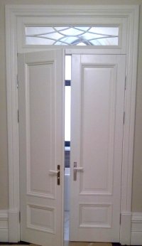 дверь распашная с фрамугой